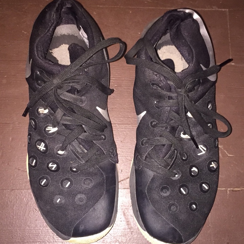 Nike zoom black shoes. Ment for basketball.